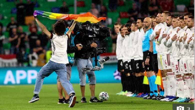 Po këndohej himni i Hungarisë, tifozi gjerman ‘pushton’ fushën me flamurin e LGBT-së 