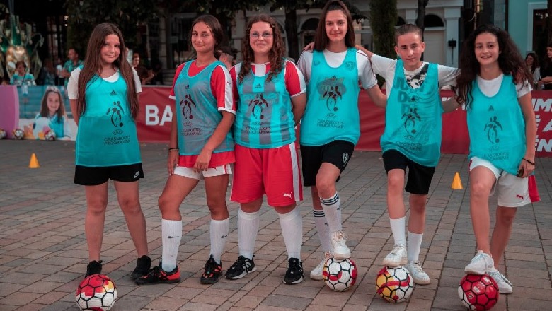 ‘Festivali i Futbollit 2021’ nis nga Korça, djem dhe vajza të vogla performojnë në qytet