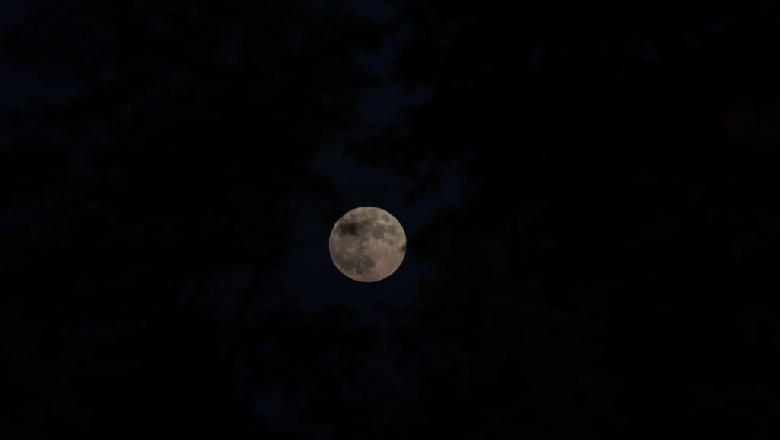 FOTOLAJM/ Hëna e plotë 'mbretëron' qiellin, imazhet e mrekullueshme