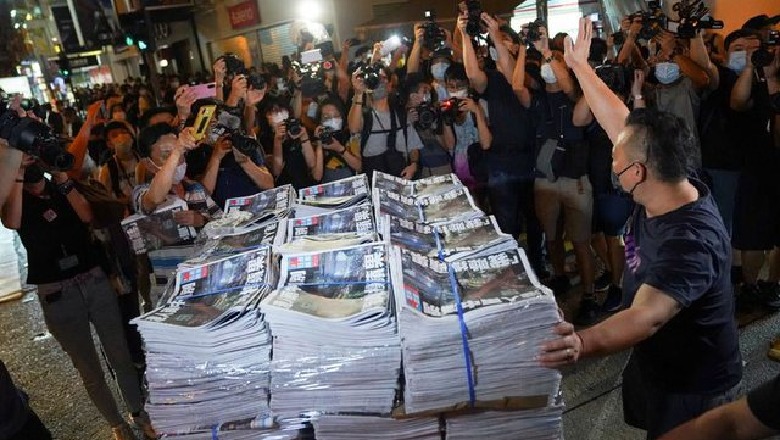Mbyllet gazeta në Hong Kong, qytetarët mblidhen  për të blerë kopjet e fundit