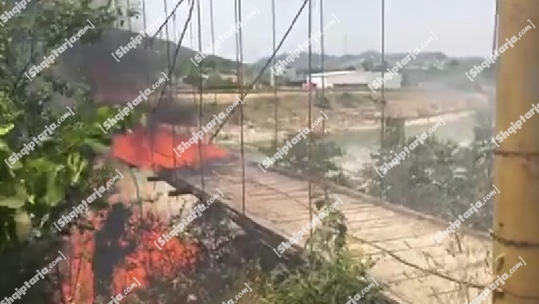 Tiranë/ Flakët shkatërrojnë urën 150 m e gjatë në Bërzhitë, ‘izolohen’ banorët! Zjarrfikësit shkuan të shuajnë zjarrin pas denoncimit në 'Report Tv'