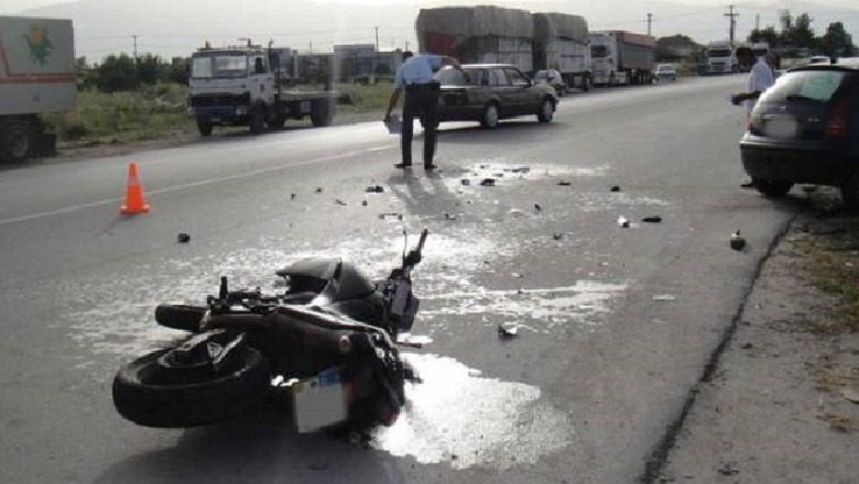 U përplas me makinën në aksin Lezhë-Milot, drejtuesi i motoçikletës dhe fëmija i tij i mitur përfundojnë në spital