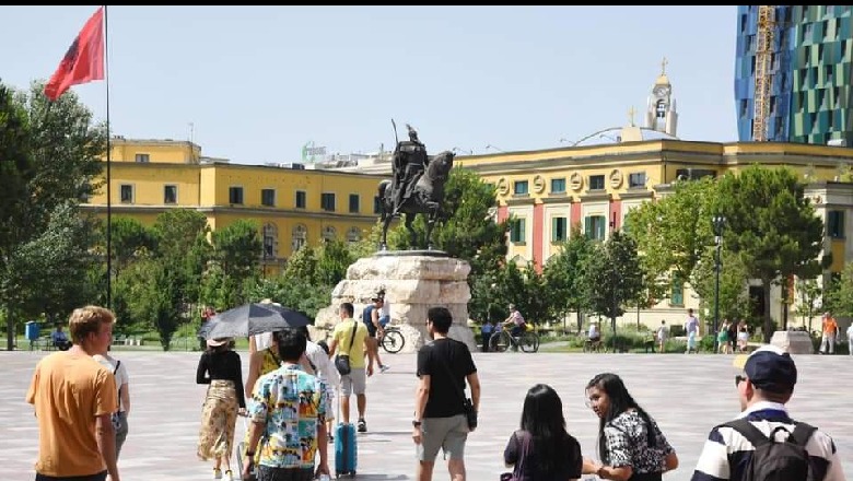 Turistët shijojnë Tiranën, Erion Veliaj: Mirë se erdhët në qytetin plot diell