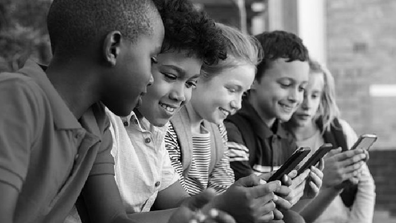 Ndikimi i teknologjisë tek fëmijët, sekretari britanik kërkon që nxënësve në shkolla t’i ndalohet përdorimi i telefonave celularë: Janë shpërqëndrues 