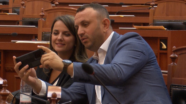 FOTOLAJM/ Rudina Hajdari me  'selfie-t' e fundit në Kuvend! Fotot e kujtimit me deputetin Arlind Çaçani, nuk rikthehen më në shtator