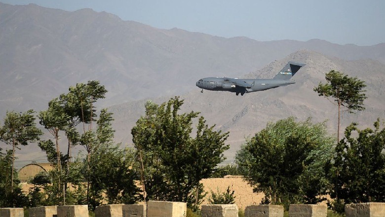 Ushtria amerikane dhe forcat e NATO-s dorëzojnë bazën më të madhe ushtarake në Bagram tek forcat afgane