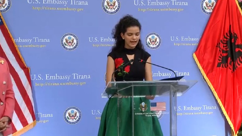 Vajza shqiptare që Yuri Kim i besoi fjalën përshëndetëse në Ditën e Pavarësisë, Dea Rrozhani: Nuk i mbyll sytë para problemeve, përballem me to. Nuk ankohem, veproj
