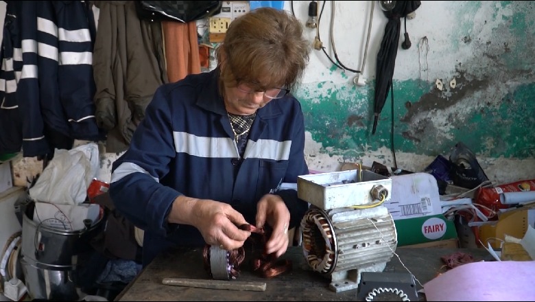 Personazh/ Mite Çakalli, gjysmë shekulli duke riparuar motorë! 64 vjeçarja nga Bulqiza rrëfen për Report Tv pasionin dhe vështirësitë: Më thanë 'ju qenkeni mrekullia e tetë'