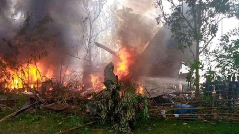 Katastrofa më e madhe ajrore ushtarake në Filipine, rrëzohet avioni, humbin jetën 50 persona! Dëshmitarët: Pamë njerëz që 'po fluturonin' në ajër