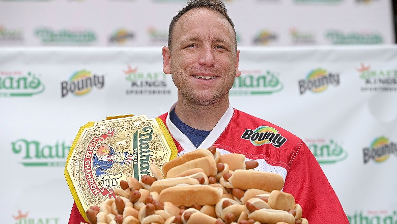 Hëngri 76 hot-dog për 10 minuta, amerikani thyen Rekord botëror