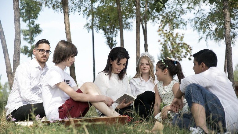 Ministrja Kushi u uron pushime të mbara nxënësve: Në asnjë moment mos iu ndani librit