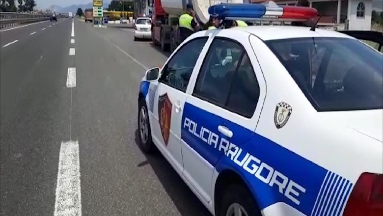 Përplasi makinën e policisë dhe ishte pa patentë në timon, arrestohet 22-vjeçari në Sarandë
