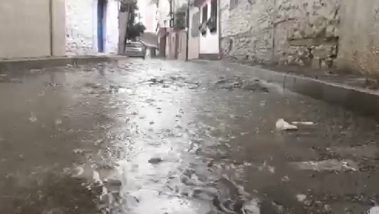 Bllokohen pusetat për shkak të shiut të dendur, rrugët e lagjes 'Kala' ‘notojnë' në ujë