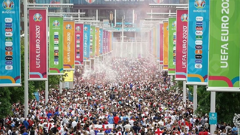 'Çmenden' tifozët anglezë, nuk përmbajnë entuziazmin dhe festojnë parakohe para stadiumit të Wembley