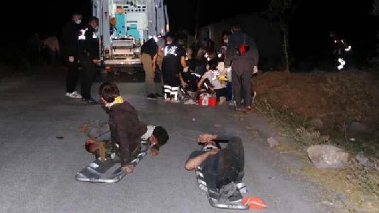 Përmbyset minibusi në Turqi, 12 viktima dhe 20 të plagosur