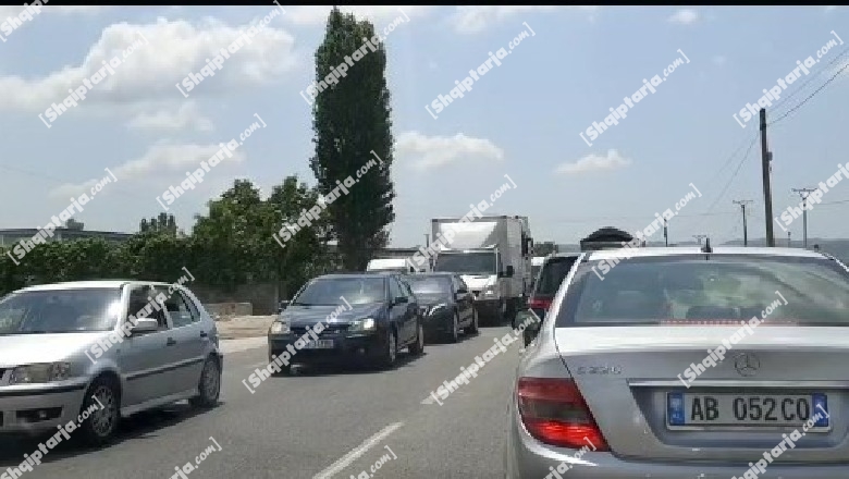 Trafik i rënduar në aksin Vorë – Fushë Krujë, vargu i makinave mbi 15 kilometër