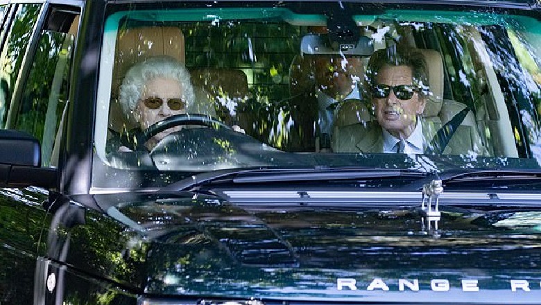 E veshur thjesht dhe me syze dielli, mbretëresha Elisabeth 95-vjeç fotografohet duke drejtuar makinën e saj luksoze