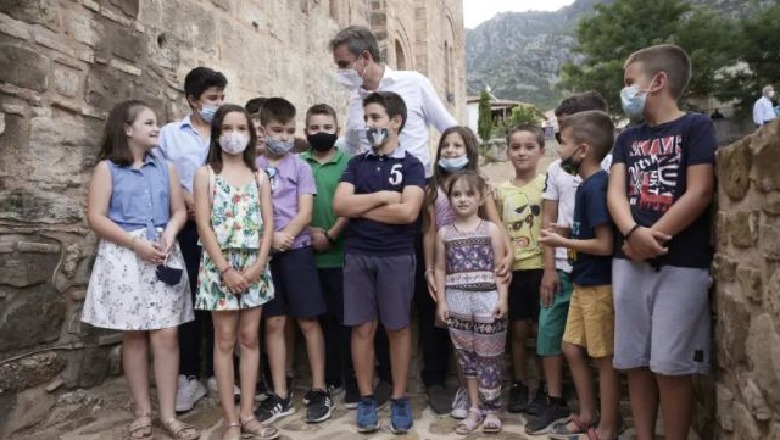 I rrethuar nga vogëlushët me maska anti-COVID, Mitsotakis jep lajmin e mirë: Do të nisim vaksinimin e fëmijëve mbi 12 vjeç, jo i detyrueshëm 
