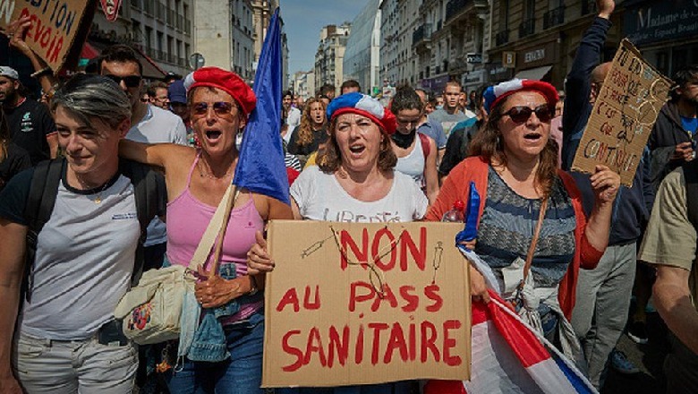    Protestuesit francezë kundër masave kufizuese,  shkatërrojnë dy qendra vaksinimi 