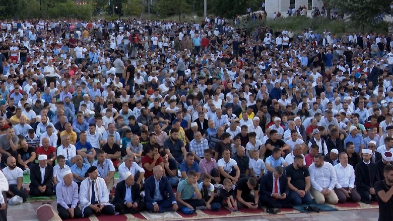 Festa e Kurban Bajramit, mijëra besimtarë mbushin sheshet e xhamitë në të gjithë vendin, Kreu i KMSH: Të shpërndajmë sa më shumë dashuri