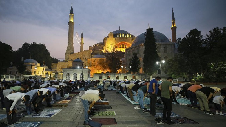 Myslimanët në mbarë botën festojnë Kurban Bajramin nën hijen e pandemisë