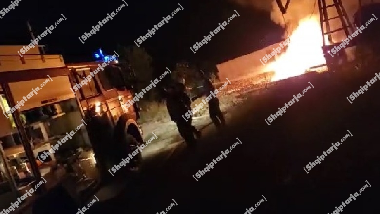 Shpërthen gjatë natës në flakë pusi i naftës në Patos, momenti kur forcat zjarrfikëse ndërhyjnë për shuarjen e zjarrit (VIDEO)