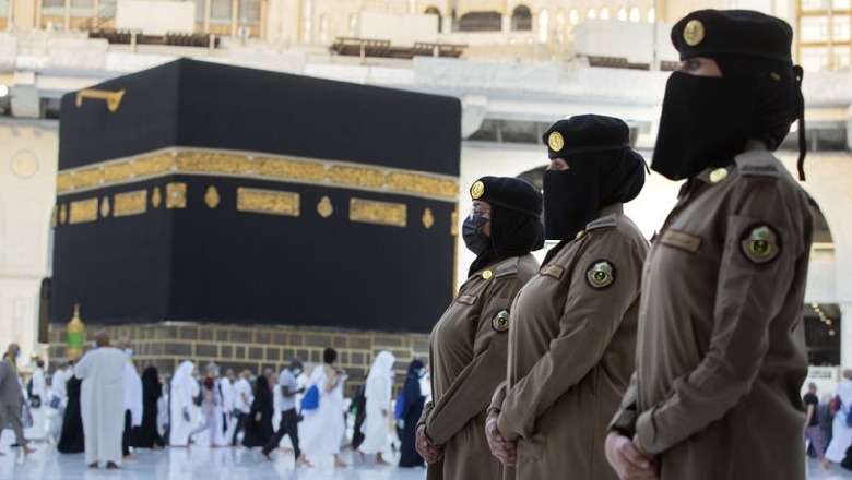 Historike, gratë ushtare ruajnë sigurinë në Mekë 
