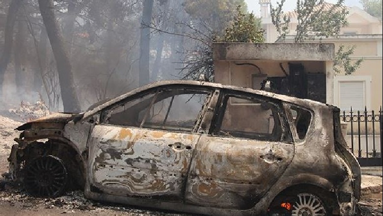 Zjarre masive në Athinë, shkrumbohen shtëpi e makina! Qindra forca zjarrfikëse zbarkojnë në terren për të shuar flakët