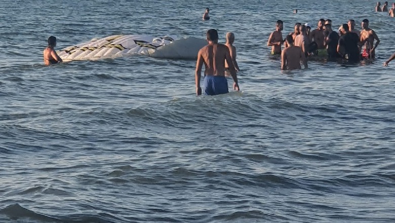FOTOLAJM/ Parashutisti bie në det, pushuesit e shpëtojnë nga mbytja