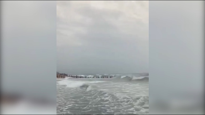 VIDEO/ Pushuesit në Shëngjin kapen për dore dhe futen në det, ndihmojnë vrojtuesit e plazhit dhe shpëtojnë nga mbytja babanë me dy vajzat
