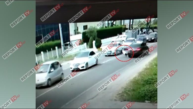 Video Ekskluzive/ Gruaja kalon me vrap rrugën pa e kontrolluar, momenti kur makina e përplas