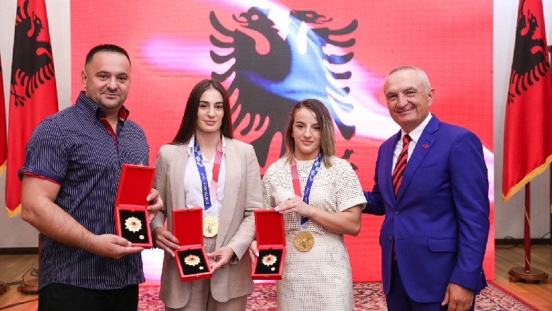 Morën medalje të arta në Tokio 2020, nderohen me 'Nderi i Kombit' kampionet olimpike D’Istria Krasniqi dhe Nora Gjakova! Dekorohet edhe trajneri Driton Kuka