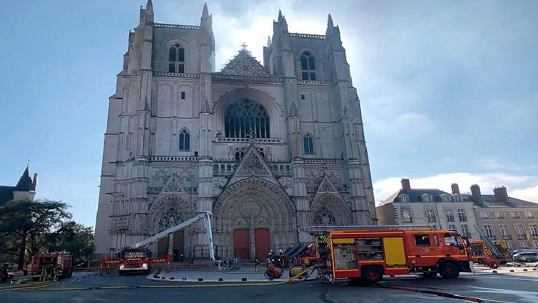 Francë, vritet një prift katolik! I dyshuari për vrasjen, vitin e kaluar i kishte vënë flakën Katedrales së Nantes 