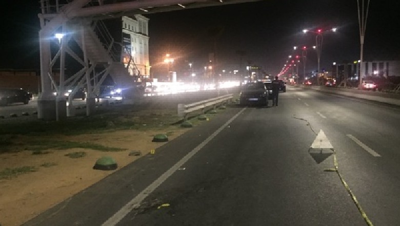 Tentoi të kalonte rrugën, përplaset për vdekje nga makina këmbësori në autostradën Tiranë-Durrës, arrestohet shoferi 71-vjeçar