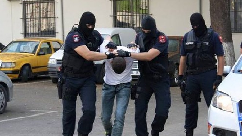 U kap teksa po transportonte 5 emigrantë të paligjshëm në Tiranë, policia arreston 19-vjeçarin, në kërkim bashkëpunëtori 