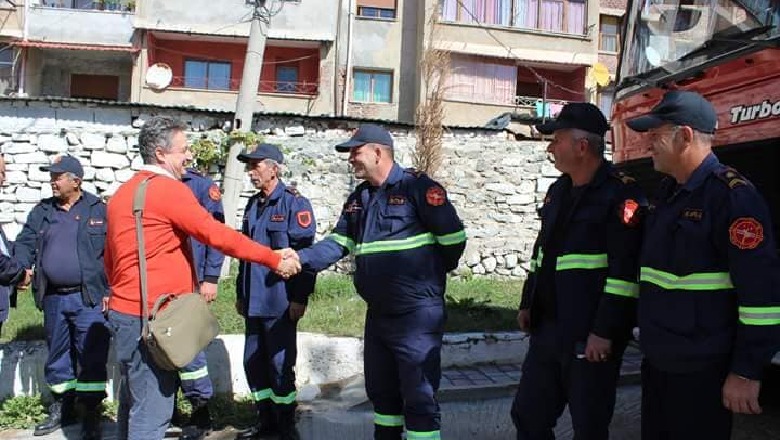 Ish-zv.ministri që u arrestua për sot zjarrvënie në Leskovik, pak ditë më parë u dhuroi forcave zjarrfikëse dy makina