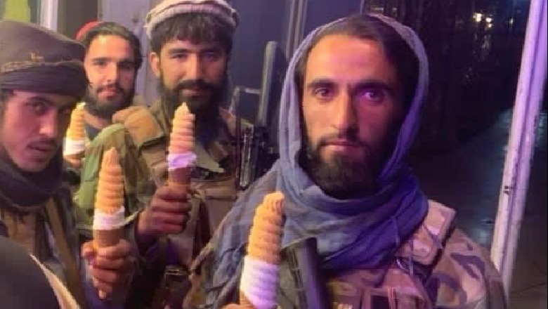 Luftëtarët talebanë pasi marrin kontrollin e Kabulit, pozojnë duke ngrënë akullore