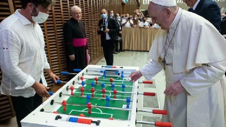 Fotolajm/ I njohur si tifozë, Papa Francesku luan dhe merr për dhuratë një tryezë futbolli 