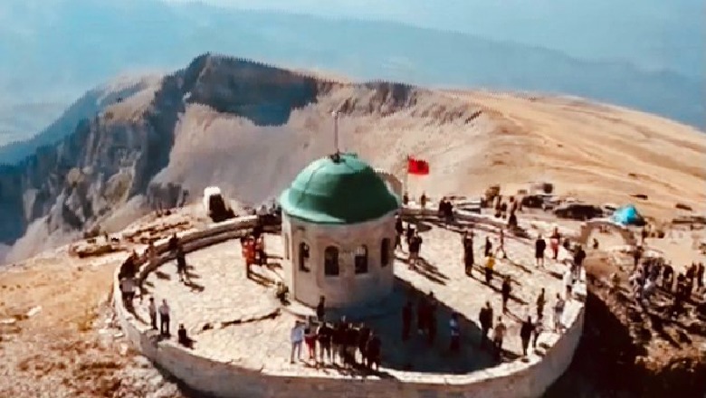 Pelegrinazhi në malin e Tomorrit, Basha uron besimtarët bektashinj dhe u bën thirrje autoriteteve: Lehtësoni qarkullimin e mjeteve