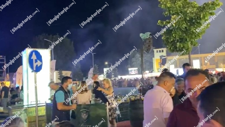 Tymnaja në portale s’ndal koncertin e Bregoviç në Korçë, hidhet gaz lotsjellës, por artisti serb vijon këngën! Arrestohet autori, qytetarët: Masa të ekzagjeruara, shumë shtrenjtë bileta 1000 lekë