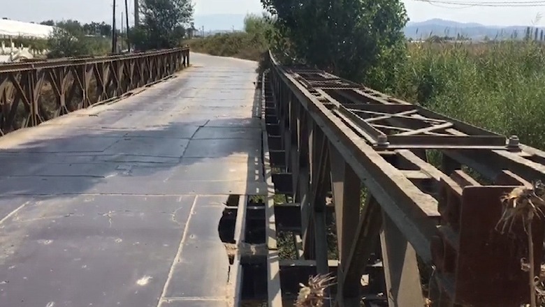 Dy ura në rrugën Fier-Marinëz po rrezikojnë të shemben, qytetari: Po bën tre vjet në këtë gjendje