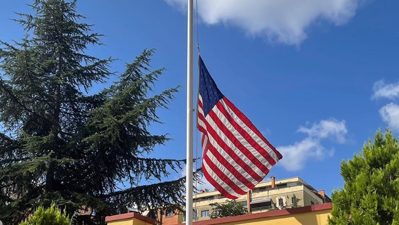 Flamuri amerikan gjysmë shtizë në nder të viktimave në Kabul, ‘vajton’ Ambasada në Tiranë: Zemrat tona ndiejnë dhimbje për jetët e heronjve tanë