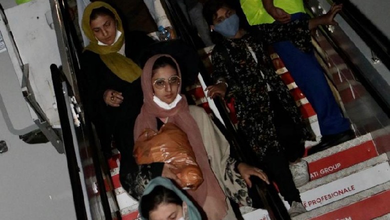 Gra me sy të vuajtur... fëmijë dhe të moshuar, pamje të 95 afganëve që mbërritën sot në Rinas! Priten nga Kim dhe Xhaçka
