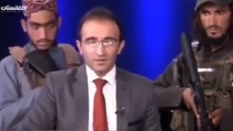 Pamje surreale, drejtuesi i emisionit televiziv i rrethuar nga talebanët me kallashnikovë