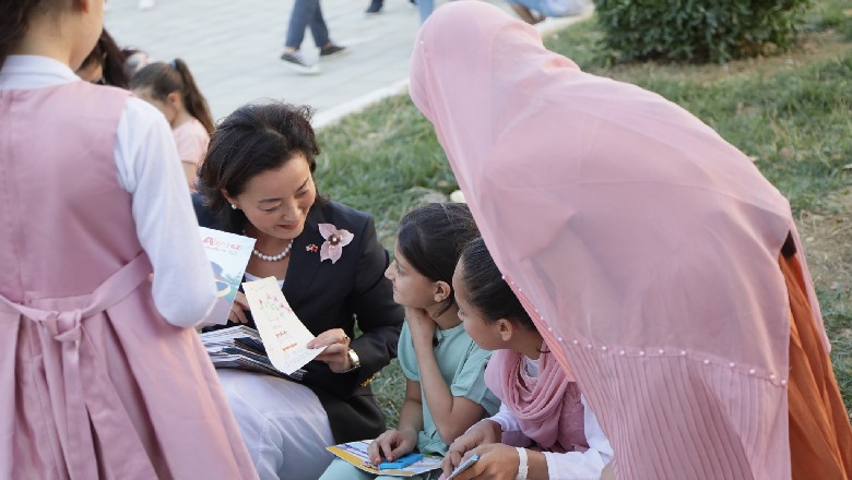 Takimi me afganët e strehuar në Qytet Studenti, Yuri Kim: U emocionova, një vajzë më dha vizatimin e një luleje si gjest miqësie