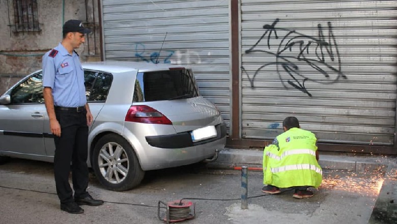 FOTOT/ Hapësirat e zaptuara për parkingje në të gjithë Tiranën, Bashkia operacion për lirimin e tyre! Dënohen zaptuesit