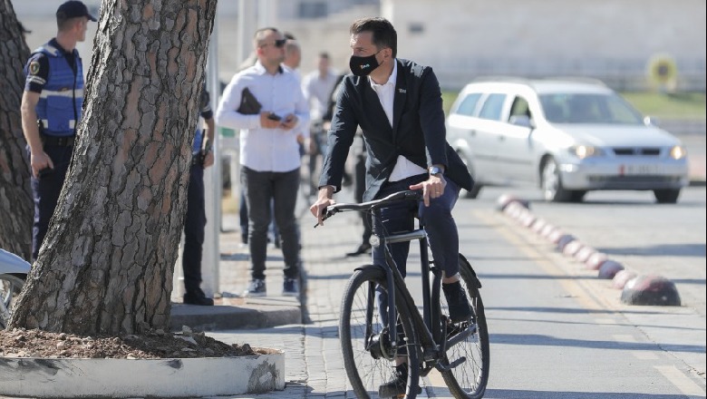 Fotolajm/ Kryebashkiaku Veliaj shkon me biçikletë në Asamblenë e PS