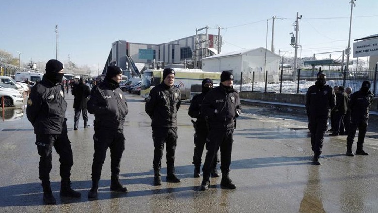 Tragjedi me 6 të vdekur në Turqi, treni përplaset me furgonin me pasagjerë