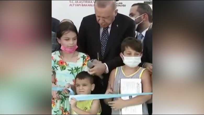 VIDEO/ I preu i pari shiritin e inaugurimit të një ure, Erdogan godet në kokë djalin e vogël! Sjella e tij nxit reagime në Turqi 