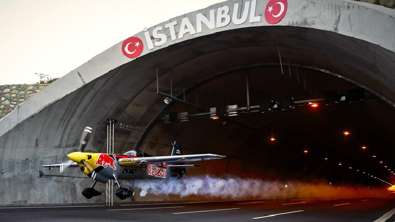 Piloti guximtar nga Itali thyen rekordin, fluturon me avion përgjatë 2 tuneleve në Turqi